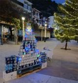 Ναύπακτος: Χριστουγεννιάτικο Δέντρο από Κουτιά Γάλακτος  στην Κεντρική Πλατεία