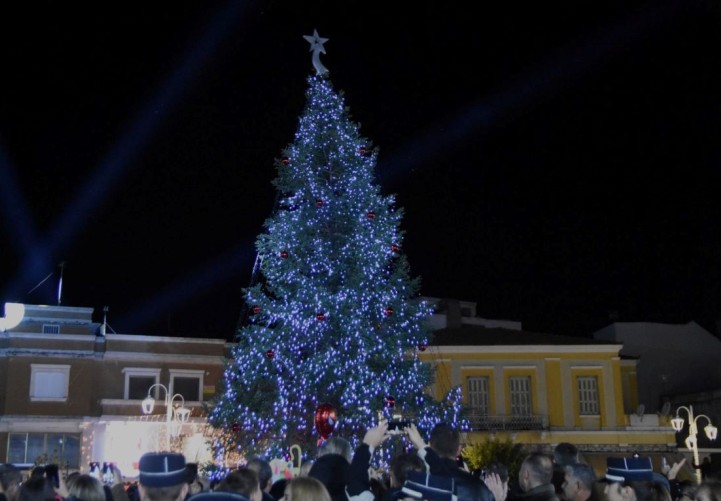 Το Μεσολόγγι άναψε το χριστουγεννιάτικο δέντρο του