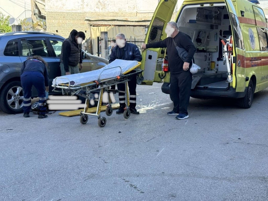 Αγρίνιο: Σφοδρό τροχαίο με τραυματία νεαρό ντελιβερά Αγρίνιο: Σφοδρό τροχαίο με τραυματία νεαρό ντελιβερά