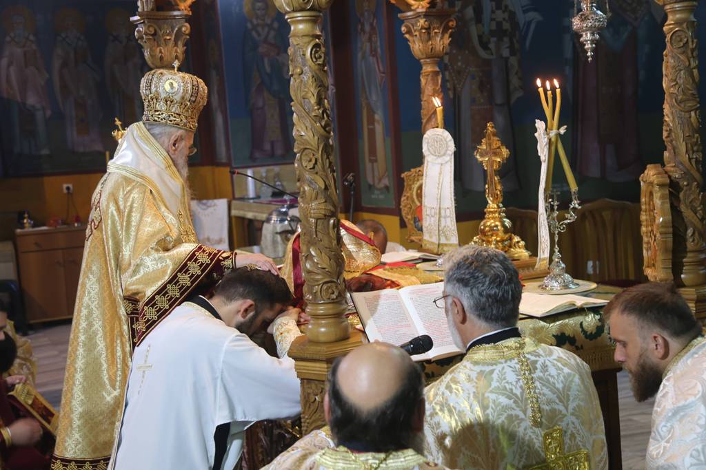 Χειροτονία νέου Πρεσβυτέρου από τον Μητροπολίτη Ναυπάκτου