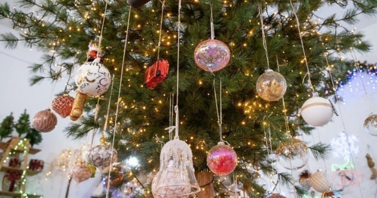 Σε εορταστικούς ρυθμούς η αγορά της Πάτρας