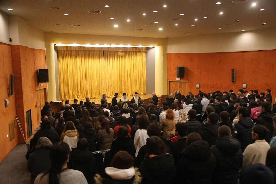 Eπικοινωνία του Μητροπολίτου Ναυπάκτου κ. Iεροθέου με τα Σχολεία