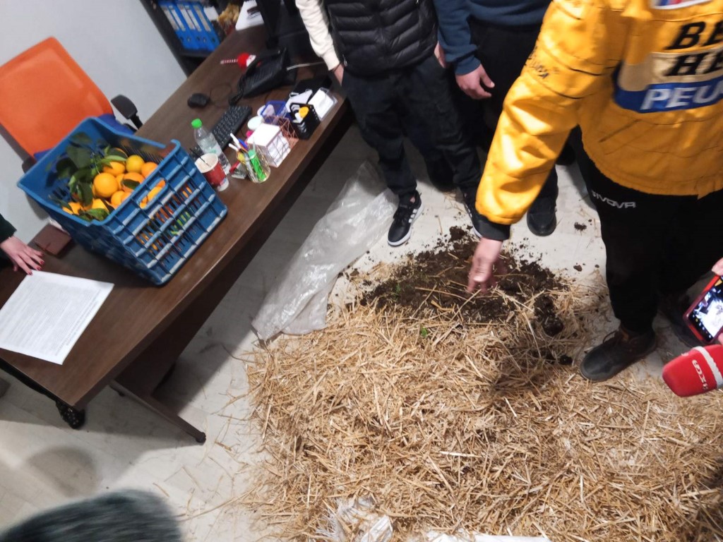 Αγρίνιο: Αγρότες πήγαν με σανό και κοπριά στα γραφεία των βουλευτών της ΝΔ