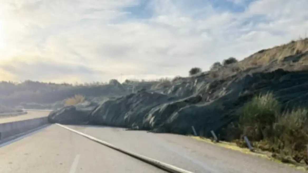 Κατολίσθηση στην Ιόνια Οδό: Έκλεισε ο δρόμος και στα δύο ρεύματα από Άρτα μέχρι Αμφιλοχία