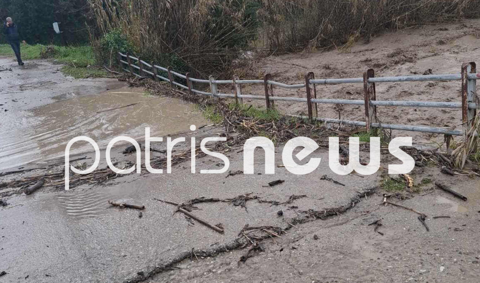 Ηλεία: Έσπασε η γέφυρα του Ενιπέα στο Λαντζόι μετά από πολύωρη κακοκαιρία – Αποκομμένες 10 οικογένειες