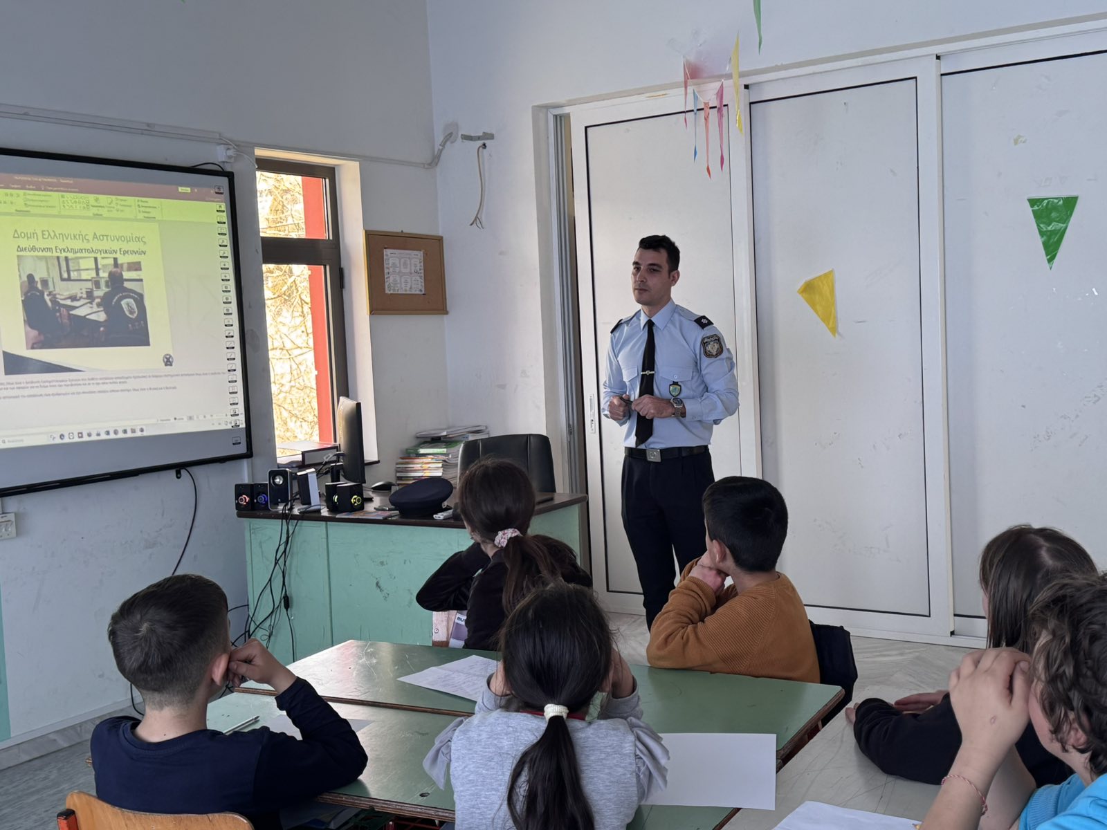 Μαθητές του Δημοτικού Σχολείου Λεοντίου Αχαΐας γνώρισαν το επάγγελμα του αστυνομικού Μαθητές του Δημοτικού Σχολείου Λεοντίου Αχαΐας γνώρισαν το επάγγελμα του αστυνομικού