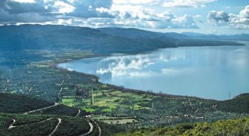 Μίλτος Ζαμπάρας: " Η Τριχωνίδα ξανά στη Βουλή: Πεδίο κερδοσκοπίας και βιασμού του περιβάλλοντος"