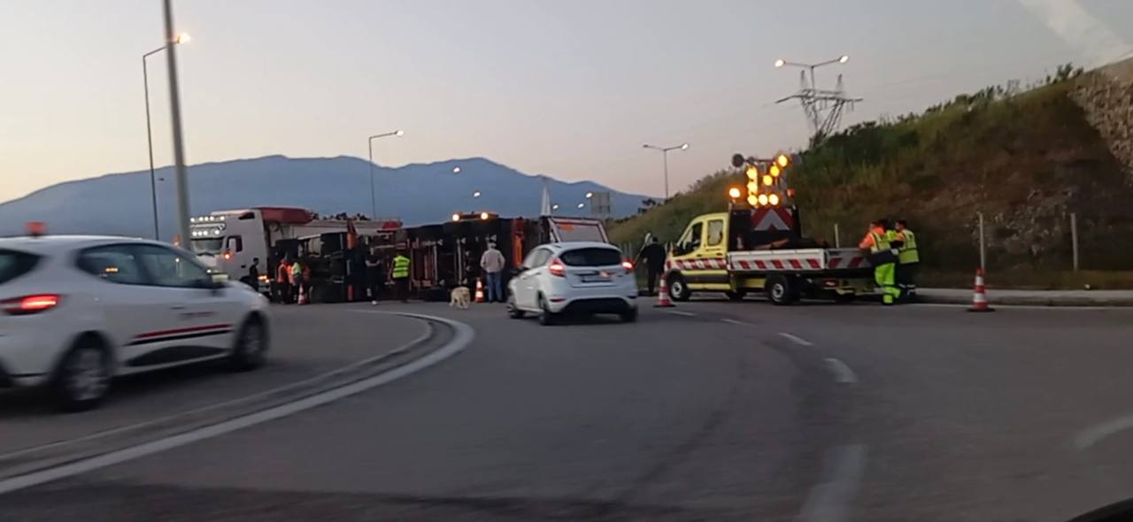 Αντίρριο: Ανατροπή νταλίκας με ξυλεία στην έξοδο της Γέφυρας – Μεγάλη επιχείρηση για την απομάκρυνση του οχήματος