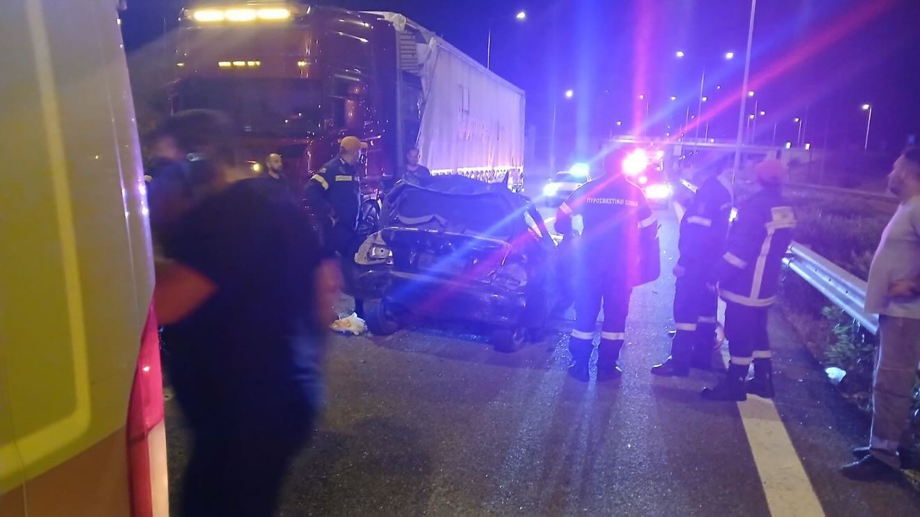 «Ιόνια Οδός – Κόμβος Κουβαρά»: Νεκρός οδηγός ΙΧ, τραυματισμένη γυναίκα μετά από σύγκρουση με νταλίκα