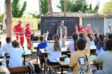 «Το κουδούνι χτυπά στη… φύση»: Παλιά θρανία έγιναν υπαίθρια τάξη στην πλαζ από το Πάρκο Εκπαιδευτικών Δράσεων του Δήμου Πατρέων
