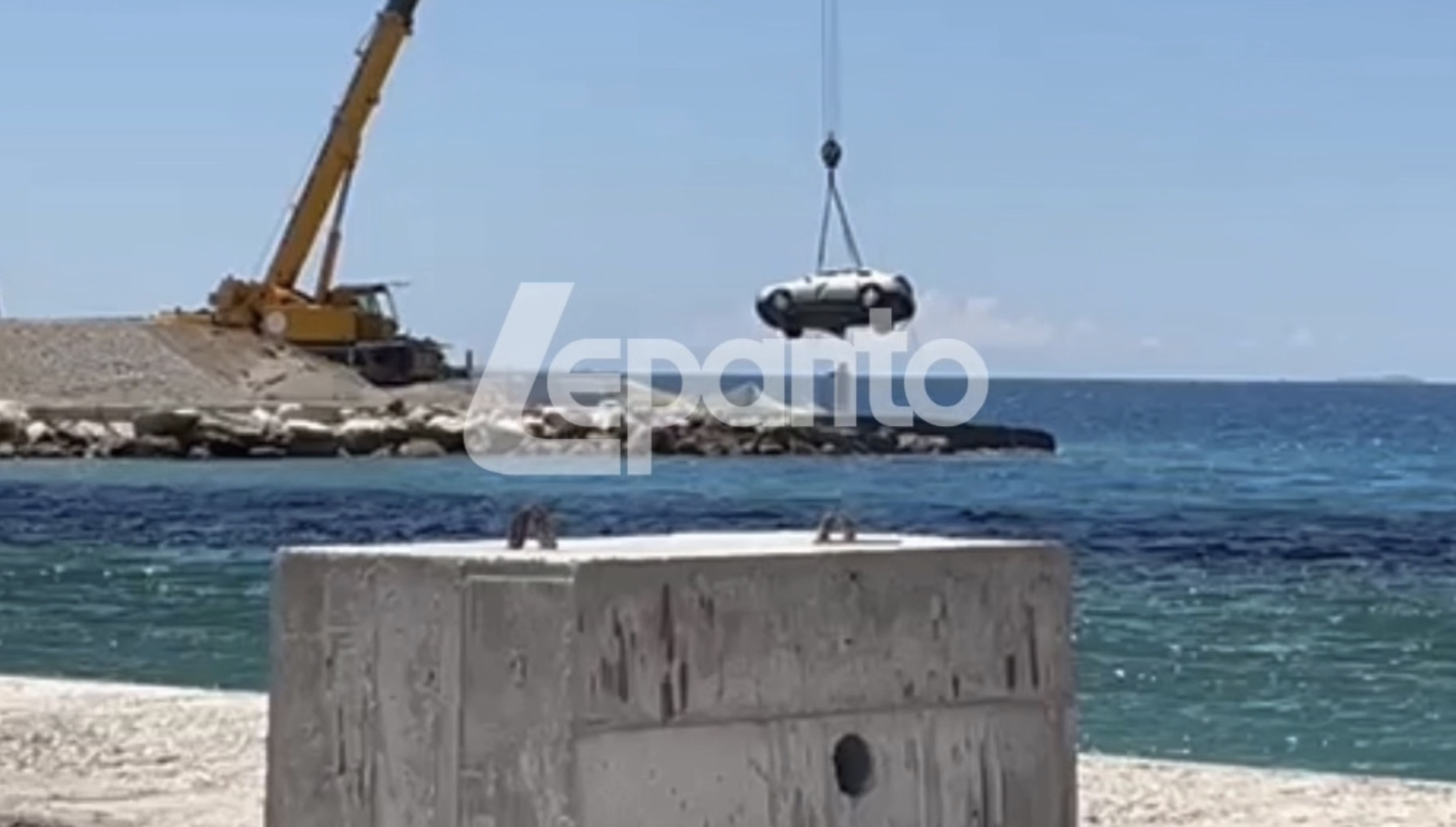 Ρίο – Αντίρριο: Γερανός του ΟΛΠΑ ανέσυρε το όχημα του άνδρα από τον δυτικό προβλήτα του Ρίου.