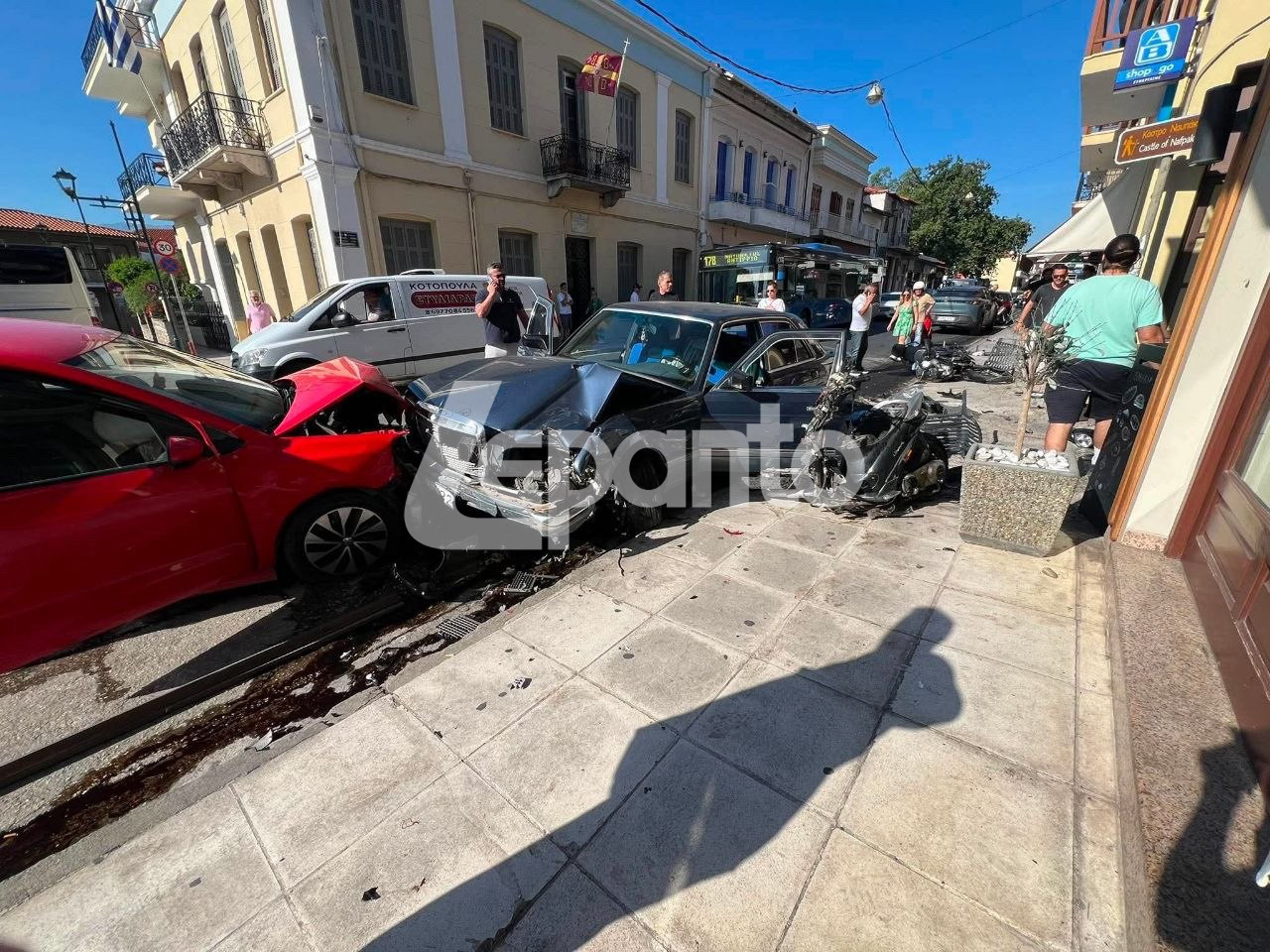 Σοκαριστικό τροχαίο στο κέντρο της Ναυπάκτου – Από θαύμα δεν υπήρξαν θύματα