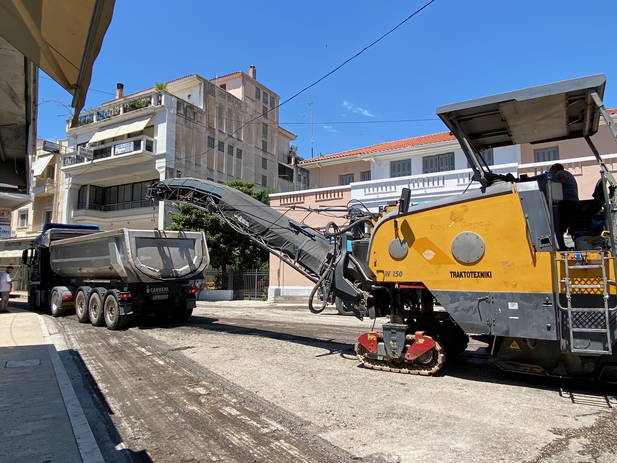 Συνεχίζονται οι ασφαλτοστρώσεις στο κέντρο της Ναυπάκτου Β. Γκίζας: «Στόχος μας η ασφάλεια στις καθημερινές μετακινήσεις»