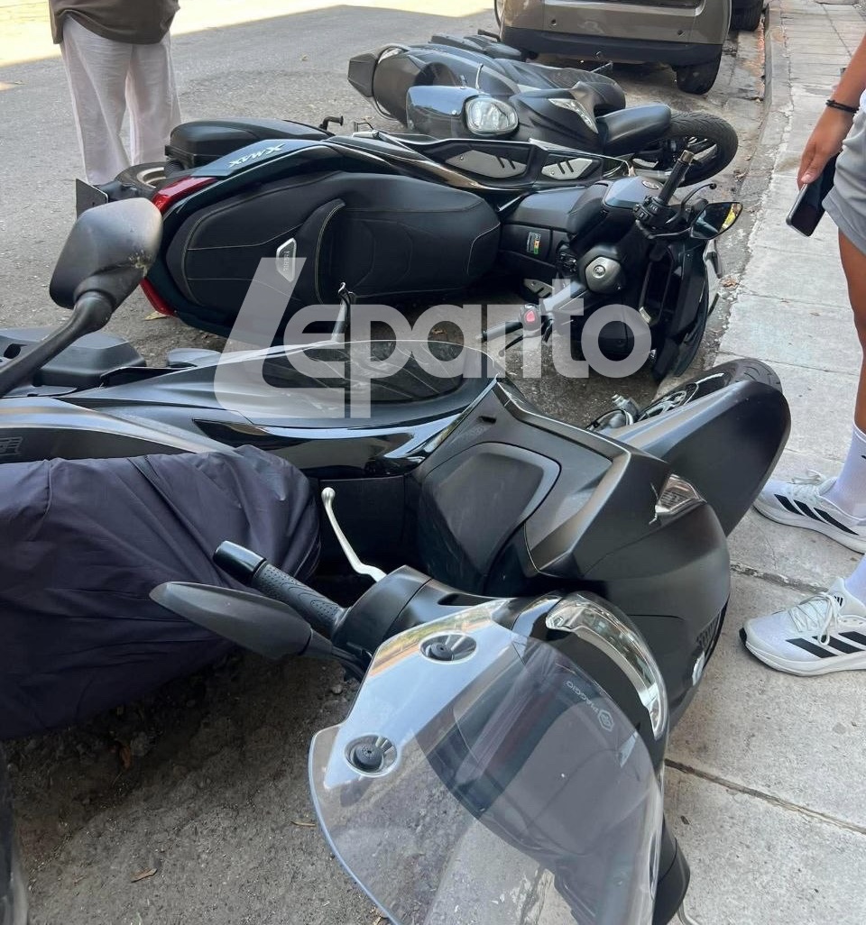 Ναύπακτος: Ηλικιωμένος παρέσυρε με την όπισθεν τρία σταθμευμένα μηχανάκια στο Κεφαλόβρυσο.