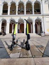 Πάτρα: Ηλεκτρικά πατίνια παρατημένα "όπου να 'ναι" - Το φαινόμενο που εξοργίζει τους πεζούς και προκαλεί