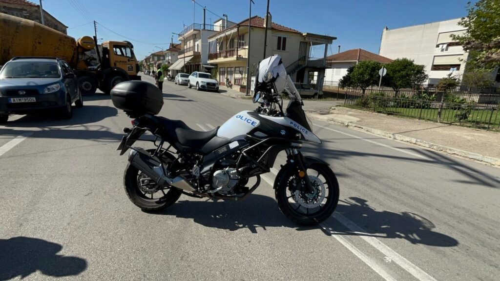 14χρονος με δίκυκλο στο Αιτωλικό παρέσυρε μάνα που είχε τα παιδιά της στο καρότσι
