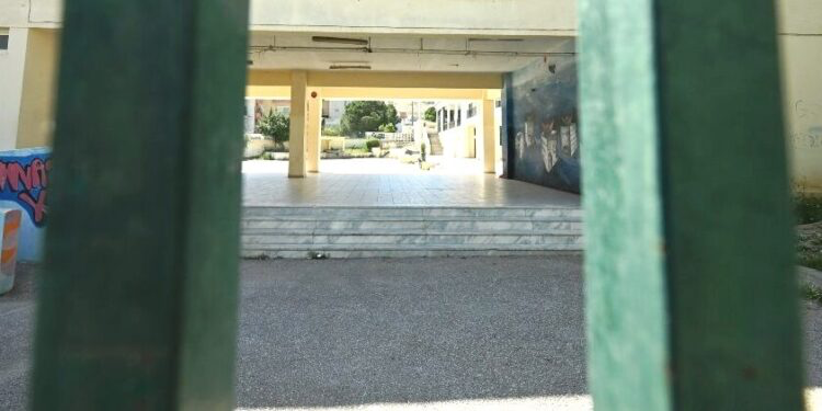 Αγρίνιο: Σύλληψη μαθητή Γυμνασίου – Φιλούσε και θώπευε 13χρονη παρά τη θέλησή της