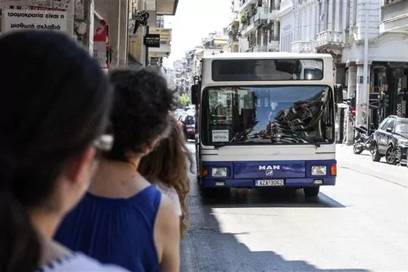 Πάτρα: Τροχαίο με εμπλοκή αστικού λεωφορείου στην Κανακάρη – Μία τραυματίας