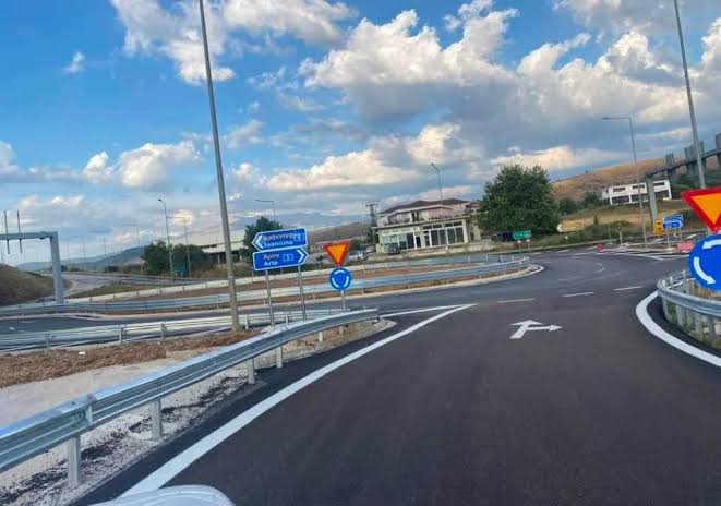 Έφτιαξαν τους κυκλικούς κόμβους στην ΠΕΟ Κορίνθου - Πατρών στο Βραχάτι και Ζευγολατιό και κινδυνεύουν πεζοί και οδηγοί - Θα θρηνήσουμε θύματα