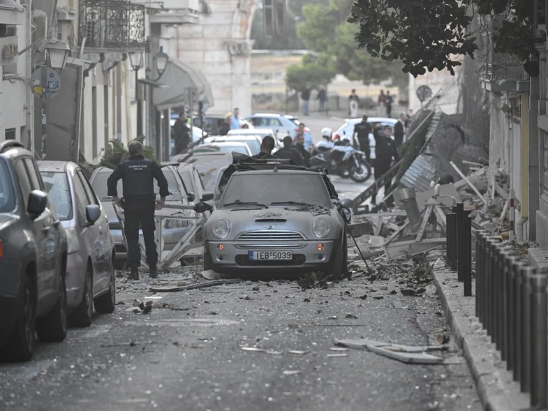Έκρηξη στην Πλάκα: Κατέρρευσε διώροφο κτίριο - Δυο τραυματίες